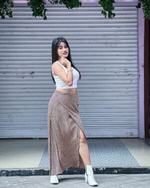 Afsana Instagram - Be the one to make them stare⚡️🤍

.
#explore #photoshoot #fashion