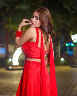 Afsana Instagram - Let The Festivities Begin 🪔❤️ 

.
.
.
.
👗 : @vastrachowk 
📸 : @potrait_92 
🎨 : @pro_shoots1 

#explore #festival #diwali  #traditional