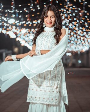 Afsana Instagram - HAPPY DIWALI 🪔

May the light of diyas fill your home with wealth, happiness and everything that brings you joy!💘

🎨 : @pro_shoots1 
📸 : @potrait_92 

#explore #diwali #happiness