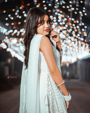 Afsana Instagram - HAPPY DIWALI 🪔

May the light of diyas fill your home with wealth, happiness and everything that brings you joy!💘

🎨 : @pro_shoots1 
📸 : @potrait_92 

#explore #diwali #happiness