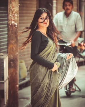 Afsana Instagram - दिल से निकली हर बात, सिर्फ तुझ तक पहुँचे 🍃

📸 : @potrait_92 
🎨: @pro_shoots1 

#explore #photooftheday #traditional #saree