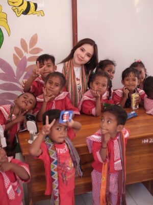 Agatha Chelsea Instagram - Sekolah pertama hasil kolaborasi @ronaldfoundation.id, @newronedu, dan @happyheartsindonesia
Langkah kecil, dampak besar. Kupang jadi awal, bukan akhir. Untuk pendidikan yang lebih merata 🚀📚🇮🇩