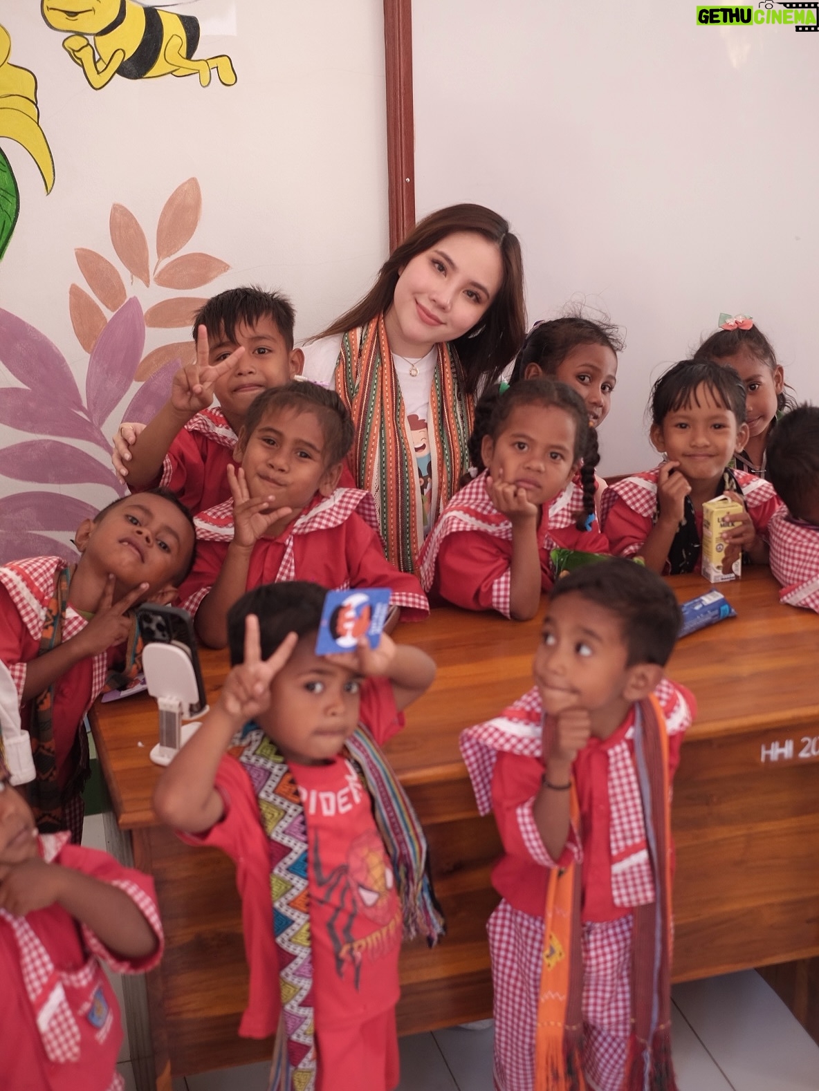 Agatha Chelsea - 171.6K Likes - Sekolah pertama hasil kolaborasi @ronaldfoundation.id, @newronedu, dan @happyheartsindonesia 

Langkah kecil, dampak besar. Kupang jadi awal, bukan akhir. Untuk pendidikan yang lebih merata 🚀📚🇮🇩