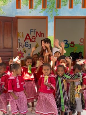 Agatha Chelsea Instagram - Sekolah pertama hasil kolaborasi @ronaldfoundation.id, @newronedu, dan @happyheartsindonesia
Langkah kecil, dampak besar. Kupang jadi awal, bukan akhir. Untuk pendidikan yang lebih merata 🚀📚🇮🇩