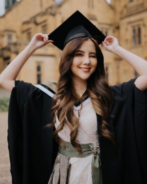 Agatha Chelsea Instagram - Officially graduated 🎓
Three years of morning lectures & long hours at the library went by in a flash. Little me wouldn’t have thought my deep fascination of the human brain would earn me a degree. I’m incredibly grateful for the time I spent walking down the halls and the laughter I shared with my friends. To everyone who’ve supported my education journey in any way, thank you. May I grow in the esteem of future generations, Postera Crescam Laude.
