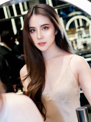 Agatha Chelsea Instagram - A perfect choice to enhance your unique facial structure and amplify your individual beauty. @tomfordbeauty Architecture Soft Matte Blurring Cushion Foundation (Soft matte finish, medium to full coverage, 24h wear, all day oil control) is here!
Now available at PIM 1 🫶🏻
#TomFordBeautyID #TFArchitecture