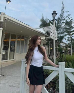 Agatha Chelsea Instagram - working on myself, for myself, by myself ;)