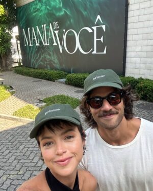 Agatha Moreira Instagram - Acho que até hoje não caiu a ficha de que meu sonho se realizou! Protagonizei uma novela das 21h na @tvglobo Caramba!
As vezes a gente deseja muito uma coisa, e quando ela acontece, dá muito medo. Será que todas as realizações vem acompanhadas de insegurança?
Não sei, mas sei que fazer novela é exatamente isso! Tenho sempre a sensação de estar pulando de paraquedas sem saber se quando eu puxar a cordinha ele vai realmente abrir. Mas de uma certa forma, o frio na barriga que o desafio me proporciona, funciona quase como um combustível. É o que me move!
Fazer novela parece uma sala cheia de gente tentando solucionar uma equação quase impossível. Porque não tem fórmula, não tem receita, não tem lógica. E de alguma maneira, a gente resolve.
Mas o mais incrível é ter a sabedoria de apreciar o processo. É saber que se o seu paraquedas não abrir, o do seu colega ao lado vai, e ele vai te salvar. É saber que não adianta fazer conta (tipo meme da Nazaré), pq todos os números vão trocar de lugar o tempo todo.
Eu vou morrer de saudade da Luma. Essa personagem não só me ofereceu o íntimo dela, como também o meu próprio. Sinto que dei um mergulho PROFUNDO na minha personagem, na minha profissional e na minha alma.
Gratidão é um sentimento extremamente poderoso. Ele vem me acompanhando desde o início do meu processo de construção da Luma, e o carrego até hoje.
Talvez por isso, a vida tenha me presenteado com a melhor equipe do mundo (continuo me emocionando só de pensar neles). E quando digo equipe, é todo mundo, todo mundo mesmo! Minha equipe dentro e fora dos EG. Todos que fizeram parte desse processo.
E para além da minha equipe, eu sempre pude contar com a sorte de ter o amparo incansável da minha família e dos meus amigos. Eles são e sempre serão a minha rede mais segura. Minha família principalmente, pq sempre de deram a segura certeza do amor incondicional.
(continua nos comentários)