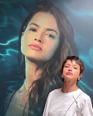 Agatha Moreira Instagram - Acho que até hoje não caiu a ficha de que meu sonho se realizou! Protagonizei uma novela das 21h na @tvglobo Caramba!
As vezes a gente deseja muito uma coisa, e quando ela acontece, dá muito medo. Será que todas as realizações vem acompanhadas de insegurança?
Não sei, mas sei que fazer novela é exatamente isso! Tenho sempre a sensação de estar pulando de paraquedas sem saber se quando eu puxar a cordinha ele vai realmente abrir. Mas de uma certa forma, o frio na barriga que o desafio me proporciona, funciona quase como um combustível. É o que me move!
Fazer novela parece uma sala cheia de gente tentando solucionar uma equação quase impossível. Porque não tem fórmula, não tem receita, não tem lógica. E de alguma maneira, a gente resolve.
Mas o mais incrível é ter a sabedoria de apreciar o processo. É saber que se o seu paraquedas não abrir, o do seu colega ao lado vai, e ele vai te salvar. É saber que não adianta fazer conta (tipo meme da Nazaré), pq todos os números vão trocar de lugar o tempo todo.
Eu vou morrer de saudade da Luma. Essa personagem não só me ofereceu o íntimo dela, como também o meu próprio. Sinto que dei um mergulho PROFUNDO na minha personagem, na minha profissional e na minha alma.
Gratidão é um sentimento extremamente poderoso. Ele vem me acompanhando desde o início do meu processo de construção da Luma, e o carrego até hoje.
Talvez por isso, a vida tenha me presenteado com a melhor equipe do mundo (continuo me emocionando só de pensar neles). E quando digo equipe, é todo mundo, todo mundo mesmo! Minha equipe dentro e fora dos EG. Todos que fizeram parte desse processo.
E para além da minha equipe, eu sempre pude contar com a sorte de ter o amparo incansável da minha família e dos meus amigos. Eles são e sempre serão a minha rede mais segura. Minha família principalmente, pq sempre de deram a segura certeza do amor incondicional.
(continua nos comentários)