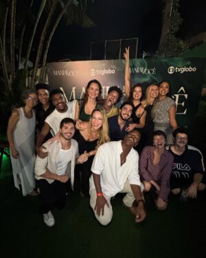Agatha Moreira Instagram - Acho que até hoje não caiu a ficha de que meu sonho se realizou! Protagonizei uma novela das 21h na @tvglobo Caramba!
As vezes a gente deseja muito uma coisa, e quando ela acontece, dá muito medo. Será que todas as realizações vem acompanhadas de insegurança?
Não sei, mas sei que fazer novela é exatamente isso! Tenho sempre a sensação de estar pulando de paraquedas sem saber se quando eu puxar a cordinha ele vai realmente abrir. Mas de uma certa forma, o frio na barriga que o desafio me proporciona, funciona quase como um combustível. É o que me move!
Fazer novela parece uma sala cheia de gente tentando solucionar uma equação quase impossível. Porque não tem fórmula, não tem receita, não tem lógica. E de alguma maneira, a gente resolve.
Mas o mais incrível é ter a sabedoria de apreciar o processo. É saber que se o seu paraquedas não abrir, o do seu colega ao lado vai, e ele vai te salvar. É saber que não adianta fazer conta (tipo meme da Nazaré), pq todos os números vão trocar de lugar o tempo todo.
Eu vou morrer de saudade da Luma. Essa personagem não só me ofereceu o íntimo dela, como também o meu próprio. Sinto que dei um mergulho PROFUNDO na minha personagem, na minha profissional e na minha alma.
Gratidão é um sentimento extremamente poderoso. Ele vem me acompanhando desde o início do meu processo de construção da Luma, e o carrego até hoje.
Talvez por isso, a vida tenha me presenteado com a melhor equipe do mundo (continuo me emocionando só de pensar neles). E quando digo equipe, é todo mundo, todo mundo mesmo! Minha equipe dentro e fora dos EG. Todos que fizeram parte desse processo.
E para além da minha equipe, eu sempre pude contar com a sorte de ter o amparo incansável da minha família e dos meus amigos. Eles são e sempre serão a minha rede mais segura. Minha família principalmente, pq sempre de deram a segura certeza do amor incondicional.
(continua nos comentários)