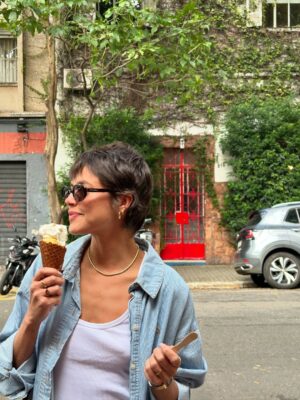 Agatha Moreira Instagram - expectativa: comer todas as comidas do mundo
realidade: de cama e água de coco