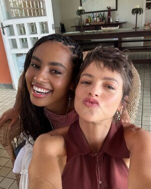 Agatha Moreira Instagram - Acho que até hoje não caiu a ficha de que meu sonho se realizou! Protagonizei uma novela das 21h na @tvglobo Caramba!
As vezes a gente deseja muito uma coisa, e quando ela acontece, dá muito medo. Será que todas as realizações vem acompanhadas de insegurança?
Não sei, mas sei que fazer novela é exatamente isso! Tenho sempre a sensação de estar pulando de paraquedas sem saber se quando eu puxar a cordinha ele vai realmente abrir. Mas de uma certa forma, o frio na barriga que o desafio me proporciona, funciona quase como um combustível. É o que me move!
Fazer novela parece uma sala cheia de gente tentando solucionar uma equação quase impossível. Porque não tem fórmula, não tem receita, não tem lógica. E de alguma maneira, a gente resolve.
Mas o mais incrível é ter a sabedoria de apreciar o processo. É saber que se o seu paraquedas não abrir, o do seu colega ao lado vai, e ele vai te salvar. É saber que não adianta fazer conta (tipo meme da Nazaré), pq todos os números vão trocar de lugar o tempo todo.
Eu vou morrer de saudade da Luma. Essa personagem não só me ofereceu o íntimo dela, como também o meu próprio. Sinto que dei um mergulho PROFUNDO na minha personagem, na minha profissional e na minha alma.
Gratidão é um sentimento extremamente poderoso. Ele vem me acompanhando desde o início do meu processo de construção da Luma, e o carrego até hoje.
Talvez por isso, a vida tenha me presenteado com a melhor equipe do mundo (continuo me emocionando só de pensar neles). E quando digo equipe, é todo mundo, todo mundo mesmo! Minha equipe dentro e fora dos EG. Todos que fizeram parte desse processo.
E para além da minha equipe, eu sempre pude contar com a sorte de ter o amparo incansável da minha família e dos meus amigos. Eles são e sempre serão a minha rede mais segura. Minha família principalmente, pq sempre de deram a segura certeza do amor incondicional.
(continua nos comentários)