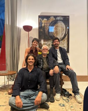 Agatha Moreira Instagram - Acho que até hoje não caiu a ficha de que meu sonho se realizou! Protagonizei uma novela das 21h na @tvglobo Caramba!
As vezes a gente deseja muito uma coisa, e quando ela acontece, dá muito medo. Será que todas as realizações vem acompanhadas de insegurança?
Não sei, mas sei que fazer novela é exatamente isso! Tenho sempre a sensação de estar pulando de paraquedas sem saber se quando eu puxar a cordinha ele vai realmente abrir. Mas de uma certa forma, o frio na barriga que o desafio me proporciona, funciona quase como um combustível. É o que me move!
Fazer novela parece uma sala cheia de gente tentando solucionar uma equação quase impossível. Porque não tem fórmula, não tem receita, não tem lógica. E de alguma maneira, a gente resolve.
Mas o mais incrível é ter a sabedoria de apreciar o processo. É saber que se o seu paraquedas não abrir, o do seu colega ao lado vai, e ele vai te salvar. É saber que não adianta fazer conta (tipo meme da Nazaré), pq todos os números vão trocar de lugar o tempo todo.
Eu vou morrer de saudade da Luma. Essa personagem não só me ofereceu o íntimo dela, como também o meu próprio. Sinto que dei um mergulho PROFUNDO na minha personagem, na minha profissional e na minha alma.
Gratidão é um sentimento extremamente poderoso. Ele vem me acompanhando desde o início do meu processo de construção da Luma, e o carrego até hoje.
Talvez por isso, a vida tenha me presenteado com a melhor equipe do mundo (continuo me emocionando só de pensar neles). E quando digo equipe, é todo mundo, todo mundo mesmo! Minha equipe dentro e fora dos EG. Todos que fizeram parte desse processo.
E para além da minha equipe, eu sempre pude contar com a sorte de ter o amparo incansável da minha família e dos meus amigos. Eles são e sempre serão a minha rede mais segura. Minha família principalmente, pq sempre de deram a segura certeza do amor incondicional.
(continua nos comentários)