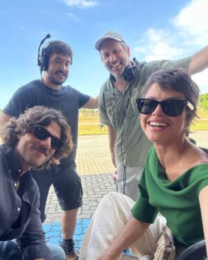 Agatha Moreira Instagram - Acho que até hoje não caiu a ficha de que meu sonho se realizou! Protagonizei uma novela das 21h na @tvglobo Caramba!
As vezes a gente deseja muito uma coisa, e quando ela acontece, dá muito medo. Será que todas as realizações vem acompanhadas de insegurança?
Não sei, mas sei que fazer novela é exatamente isso! Tenho sempre a sensação de estar pulando de paraquedas sem saber se quando eu puxar a cordinha ele vai realmente abrir. Mas de uma certa forma, o frio na barriga que o desafio me proporciona, funciona quase como um combustível. É o que me move!
Fazer novela parece uma sala cheia de gente tentando solucionar uma equação quase impossível. Porque não tem fórmula, não tem receita, não tem lógica. E de alguma maneira, a gente resolve.
Mas o mais incrível é ter a sabedoria de apreciar o processo. É saber que se o seu paraquedas não abrir, o do seu colega ao lado vai, e ele vai te salvar. É saber que não adianta fazer conta (tipo meme da Nazaré), pq todos os números vão trocar de lugar o tempo todo.
Eu vou morrer de saudade da Luma. Essa personagem não só me ofereceu o íntimo dela, como também o meu próprio. Sinto que dei um mergulho PROFUNDO na minha personagem, na minha profissional e na minha alma.
Gratidão é um sentimento extremamente poderoso. Ele vem me acompanhando desde o início do meu processo de construção da Luma, e o carrego até hoje.
Talvez por isso, a vida tenha me presenteado com a melhor equipe do mundo (continuo me emocionando só de pensar neles). E quando digo equipe, é todo mundo, todo mundo mesmo! Minha equipe dentro e fora dos EG. Todos que fizeram parte desse processo.
E para além da minha equipe, eu sempre pude contar com a sorte de ter o amparo incansável da minha família e dos meus amigos. Eles são e sempre serão a minha rede mais segura. Minha família principalmente, pq sempre de deram a segura certeza do amor incondicional.
(continua nos comentários)