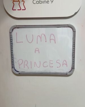 Agatha Moreira Instagram - Acho que até hoje não caiu a ficha de que meu sonho se realizou! Protagonizei uma novela das 21h na @tvglobo Caramba!
As vezes a gente deseja muito uma coisa, e quando ela acontece, dá muito medo. Será que todas as realizações vem acompanhadas de insegurança?
Não sei, mas sei que fazer novela é exatamente isso! Tenho sempre a sensação de estar pulando de paraquedas sem saber se quando eu puxar a cordinha ele vai realmente abrir. Mas de uma certa forma, o frio na barriga que o desafio me proporciona, funciona quase como um combustível. É o que me move!
Fazer novela parece uma sala cheia de gente tentando solucionar uma equação quase impossível. Porque não tem fórmula, não tem receita, não tem lógica. E de alguma maneira, a gente resolve.
Mas o mais incrível é ter a sabedoria de apreciar o processo. É saber que se o seu paraquedas não abrir, o do seu colega ao lado vai, e ele vai te salvar. É saber que não adianta fazer conta (tipo meme da Nazaré), pq todos os números vão trocar de lugar o tempo todo.
Eu vou morrer de saudade da Luma. Essa personagem não só me ofereceu o íntimo dela, como também o meu próprio. Sinto que dei um mergulho PROFUNDO na minha personagem, na minha profissional e na minha alma.
Gratidão é um sentimento extremamente poderoso. Ele vem me acompanhando desde o início do meu processo de construção da Luma, e o carrego até hoje.
Talvez por isso, a vida tenha me presenteado com a melhor equipe do mundo (continuo me emocionando só de pensar neles). E quando digo equipe, é todo mundo, todo mundo mesmo! Minha equipe dentro e fora dos EG. Todos que fizeram parte desse processo.
E para além da minha equipe, eu sempre pude contar com a sorte de ter o amparo incansável da minha família e dos meus amigos. Eles são e sempre serão a minha rede mais segura. Minha família principalmente, pq sempre de deram a segura certeza do amor incondicional.
(continua nos comentários)