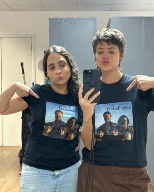 Agatha Moreira Instagram - Acho que até hoje não caiu a ficha de que meu sonho se realizou! Protagonizei uma novela das 21h na @tvglobo Caramba!
As vezes a gente deseja muito uma coisa, e quando ela acontece, dá muito medo. Será que todas as realizações vem acompanhadas de insegurança?
Não sei, mas sei que fazer novela é exatamente isso! Tenho sempre a sensação de estar pulando de paraquedas sem saber se quando eu puxar a cordinha ele vai realmente abrir. Mas de uma certa forma, o frio na barriga que o desafio me proporciona, funciona quase como um combustível. É o que me move!
Fazer novela parece uma sala cheia de gente tentando solucionar uma equação quase impossível. Porque não tem fórmula, não tem receita, não tem lógica. E de alguma maneira, a gente resolve.
Mas o mais incrível é ter a sabedoria de apreciar o processo. É saber que se o seu paraquedas não abrir, o do seu colega ao lado vai, e ele vai te salvar. É saber que não adianta fazer conta (tipo meme da Nazaré), pq todos os números vão trocar de lugar o tempo todo.
Eu vou morrer de saudade da Luma. Essa personagem não só me ofereceu o íntimo dela, como também o meu próprio. Sinto que dei um mergulho PROFUNDO na minha personagem, na minha profissional e na minha alma.
Gratidão é um sentimento extremamente poderoso. Ele vem me acompanhando desde o início do meu processo de construção da Luma, e o carrego até hoje.
Talvez por isso, a vida tenha me presenteado com a melhor equipe do mundo (continuo me emocionando só de pensar neles). E quando digo equipe, é todo mundo, todo mundo mesmo! Minha equipe dentro e fora dos EG. Todos que fizeram parte desse processo.
E para além da minha equipe, eu sempre pude contar com a sorte de ter o amparo incansável da minha família e dos meus amigos. Eles são e sempre serão a minha rede mais segura. Minha família principalmente, pq sempre de deram a segura certeza do amor incondicional.
(continua nos comentários)
