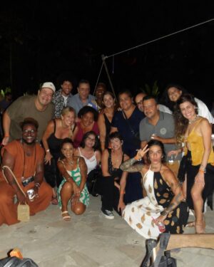 Agatha Moreira Instagram - Acho que até hoje não caiu a ficha de que meu sonho se realizou! Protagonizei uma novela das 21h na @tvglobo Caramba!
As vezes a gente deseja muito uma coisa, e quando ela acontece, dá muito medo. Será que todas as realizações vem acompanhadas de insegurança?
Não sei, mas sei que fazer novela é exatamente isso! Tenho sempre a sensação de estar pulando de paraquedas sem saber se quando eu puxar a cordinha ele vai realmente abrir. Mas de uma certa forma, o frio na barriga que o desafio me proporciona, funciona quase como um combustível. É o que me move!
Fazer novela parece uma sala cheia de gente tentando solucionar uma equação quase impossível. Porque não tem fórmula, não tem receita, não tem lógica. E de alguma maneira, a gente resolve.
Mas o mais incrível é ter a sabedoria de apreciar o processo. É saber que se o seu paraquedas não abrir, o do seu colega ao lado vai, e ele vai te salvar. É saber que não adianta fazer conta (tipo meme da Nazaré), pq todos os números vão trocar de lugar o tempo todo.
Eu vou morrer de saudade da Luma. Essa personagem não só me ofereceu o íntimo dela, como também o meu próprio. Sinto que dei um mergulho PROFUNDO na minha personagem, na minha profissional e na minha alma.
Gratidão é um sentimento extremamente poderoso. Ele vem me acompanhando desde o início do meu processo de construção da Luma, e o carrego até hoje.
Talvez por isso, a vida tenha me presenteado com a melhor equipe do mundo (continuo me emocionando só de pensar neles). E quando digo equipe, é todo mundo, todo mundo mesmo! Minha equipe dentro e fora dos EG. Todos que fizeram parte desse processo.
E para além da minha equipe, eu sempre pude contar com a sorte de ter o amparo incansável da minha família e dos meus amigos. Eles são e sempre serão a minha rede mais segura. Minha família principalmente, pq sempre de deram a segura certeza do amor incondicional.
(continua nos comentários)
