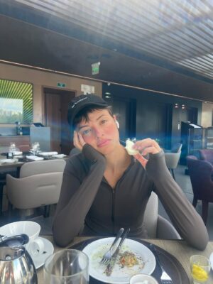 Agatha Moreira Instagram - expectativa: comer todas as comidas do mundo
realidade: de cama e água de coco