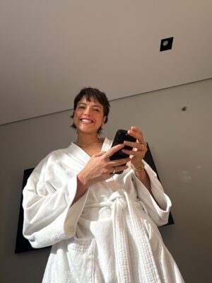 Agatha Moreira Instagram - expectativa: comer todas as comidas do mundo
realidade: de cama e água de coco