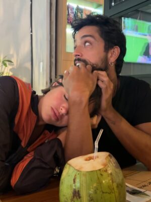 Agatha Moreira Instagram - expectativa: comer todas as comidas do mundo
realidade: de cama e água de coco