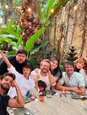 Agatha Moreira Instagram - expectativa: comer todas as comidas do mundo
realidade: de cama e água de coco