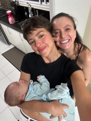 Agatha Moreira Instagram - expectativa: comer todas as comidas do mundo
realidade: de cama e água de coco