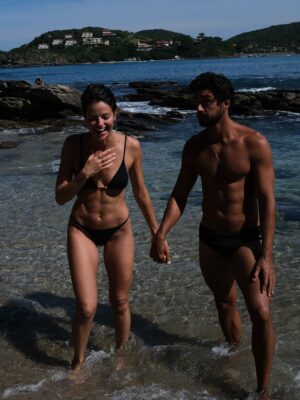 Agatha Moreira Instagram - A sorte de namorar meu melhor amigo!
Que a nossa bobeira nunca acabe, que o nosso amor transborde, que o nosso chamego seja infinito, que o nosso diálogo sempre flua e que o nosso tesão seja a bela consequência de uma relação salubre.
Te amo muito ♡