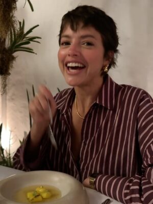Agatha Moreira Instagram - expectativa: comer todas as comidas do mundo
realidade: de cama e água de coco