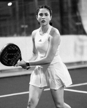Aghniny Haque Instagram - Ada sesuatu tentang padel yang bikin aku betah. Mungkin karena setiap pukulan ngajarin aku untuk hadir penuh. Untuk fokus. Untuk bergerak, bukan diam. 🙆🏻‍♀️🤍

Semua yang aku butuhin di court, dari @adidasindonesia 

📸 : @xrifaldi