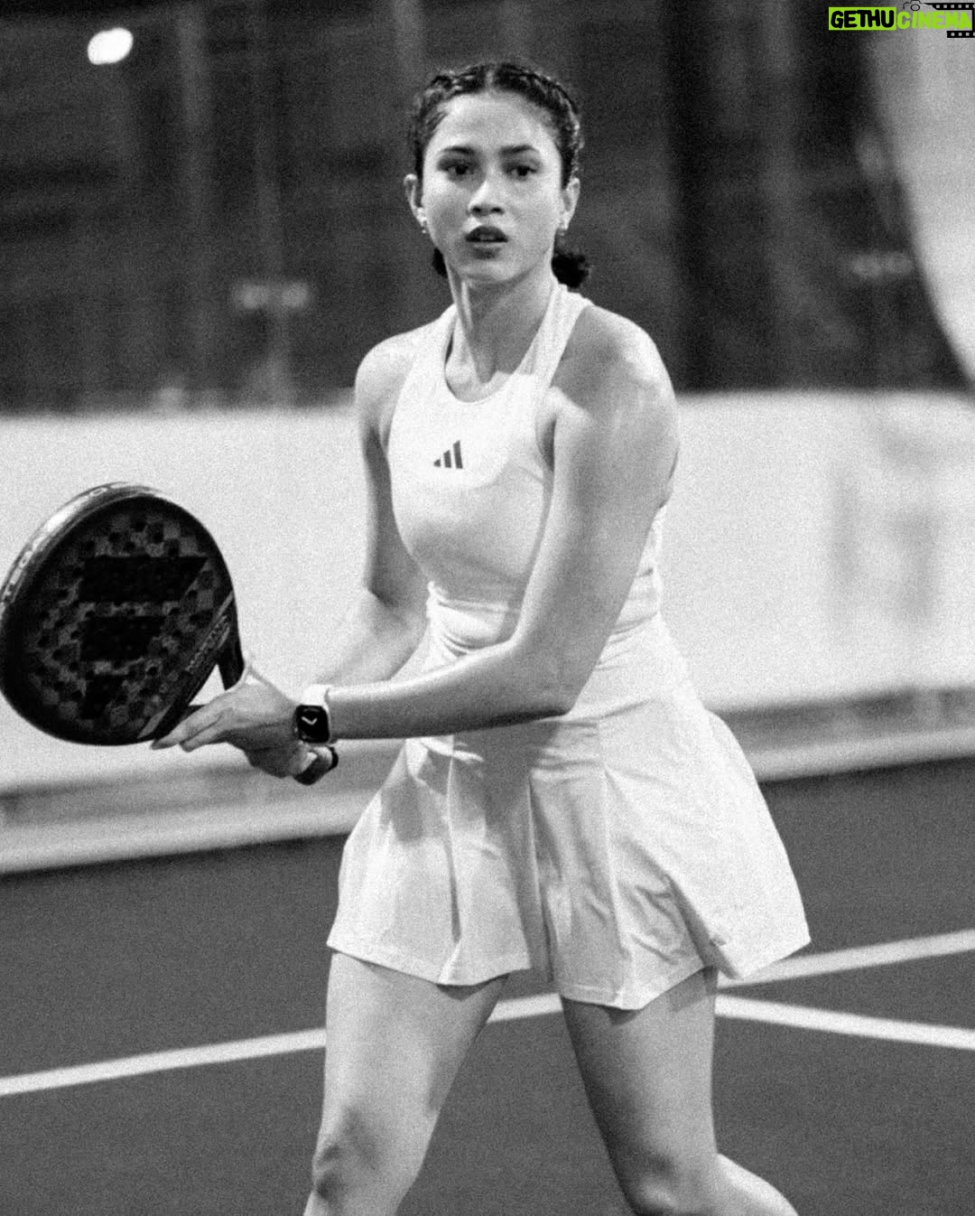 Aghniny Haque - 14.3K Likes - Ada sesuatu tentang padel yang bikin aku betah. Mungkin karena setiap pukulan ngajarin aku untuk hadir penuh. Untuk fokus. Untuk bergerak, bukan diam. 🙆🏻‍♀️🤍

Semua yang aku butuhin di court, dari @adidasindonesia 

📸 : @xrifaldi