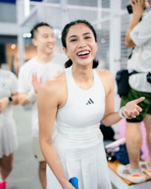 Aghniny Haque Instagram - Ada sesuatu tentang padel yang bikin aku betah. Mungkin karena setiap pukulan ngajarin aku untuk hadir penuh. Untuk fokus. Untuk bergerak, bukan diam. 🙆🏻‍♀️🤍

Semua yang aku butuhin di court, dari @adidasindonesia 

📸 : @xrifaldi