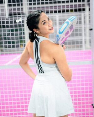 Aghniny Haque Instagram - Ada sesuatu tentang padel yang bikin aku betah. Mungkin karena setiap pukulan ngajarin aku untuk hadir penuh. Untuk fokus. Untuk bergerak, bukan diam. 🙆🏻‍♀️🤍

Semua yang aku butuhin di court, dari @adidasindonesia 

📸 : @xrifaldi