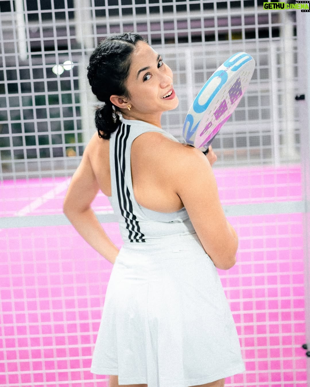 Aghniny Haque - 14.3K Likes - Ada sesuatu tentang padel yang bikin aku betah. Mungkin karena setiap pukulan ngajarin aku untuk hadir penuh. Untuk fokus. Untuk bergerak, bukan diam. 🙆🏻‍♀️🤍

Semua yang aku butuhin di court, dari @adidasindonesia 

📸 : @xrifaldi