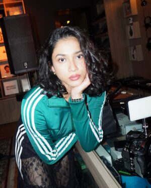 Aghniny Haque Instagram - Just music, good people, and a night well spent.
Originals Studio, you did it right. 🤍

📸 : Nak Bali @westnawa 🙌🏻