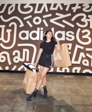 Aghniny Haque Instagram - Tiga tahun, dan masih terus lari bareng.
Hari ini resmi tanda tangan lagi untuk tahun ke-3 bareng @adidasindonesia
Dari lapangan ke layar, adidas selalu ada di langkah-langkah aku.
Let’s keep moving. Let’s keep growing. 🤍

#adidasIndonesia #AghniXadidas #yougotthis