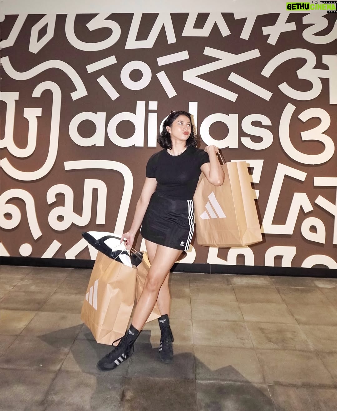 Aghniny Haque - 18.5K Likes - Tiga tahun, dan masih terus lari bareng.
Hari ini resmi tanda tangan lagi untuk tahun ke-3 bareng @adidasindonesia
Dari lapangan ke layar, adidas selalu ada di langkah-langkah aku.
Let’s keep moving. Let’s keep growing. 🤍

#adidasIndonesia #AghniXadidas #yougotthis
