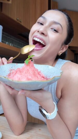 Aghniny Haque Instagram - Frozen Watermelon 🍉| PART 13

Bikin lagi yang seger-seger! kali ini bikinya gak sampe 5 menit cuman butuh 3 bahan dan cocok buat dijadiin cemilan siang bolong yang udaranya lagi panas banget!

Ingredients:
•⁠ ⁠2 Slice frozen watermelon
- Honey
- Lime
- Daun mint (optional) 

Buruan remake gak nyesel!