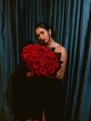 Aghniny Haque Instagram - Wrapped in glam, grounded in story @filmselepastahlil 

Kemarin malam bukan cuma tentang karpet merah, tapi tentang langkah panjang di baliknya.
Selepas Tahlil tayang perdana tanggal 10 Juli 2025 dan aku ada di dalamnya, sepenuh hati ✨🤍

Styled by @imeldaimew @untungadaaji 
Make up by @ryanogilvy 
Wearing by @jacob_wil @franknco_id 
Hairdo by @iwanetaufik_hair 

📸 : Cipret @nugrahaananda 🫶🏻
