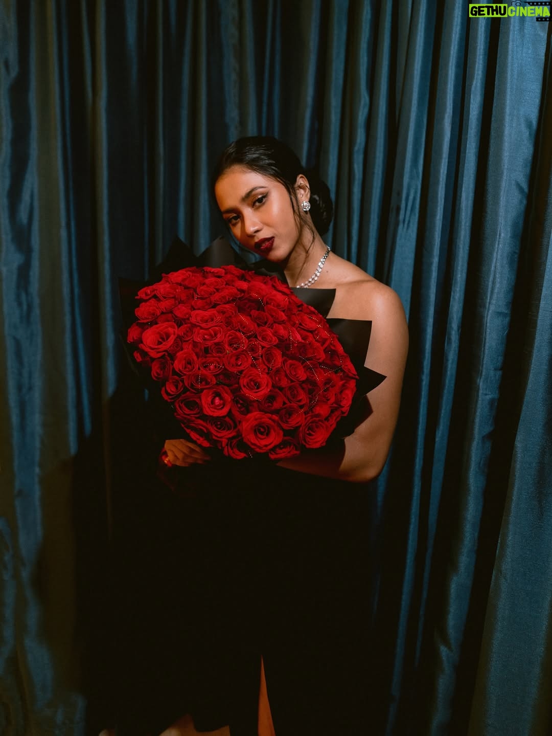 Aghniny Haque - 20.4K Likes - Wrapped in glam, grounded in story @filmselepastahlil 

Kemarin malam bukan cuma tentang karpet merah, tapi tentang langkah panjang di baliknya.
Selepas Tahlil tayang perdana tanggal 10 Juli 2025 dan aku ada di dalamnya, sepenuh hati ✨🤍

Styled by @imeldaimew @untungadaaji 
Make up by @ryanogilvy 
Wearing by @jacob_wil @franknco_id 
Hairdo by @iwanetaufik_hair 

📸 : Cipret @nugrahaananda 🫶🏻