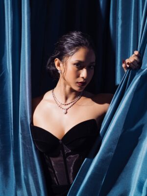 Aghniny Haque Instagram - Wrapped in glam, grounded in story @filmselepastahlil 

Kemarin malam bukan cuma tentang karpet merah, tapi tentang langkah panjang di baliknya.
Selepas Tahlil tayang perdana tanggal 10 Juli 2025 dan aku ada di dalamnya, sepenuh hati ✨🤍

Styled by @imeldaimew @untungadaaji 
Make up by @ryanogilvy 
Wearing by @jacob_wil @franknco_id 
Hairdo by @iwanetaufik_hair 

📸 : Cipret @nugrahaananda 🫶🏻