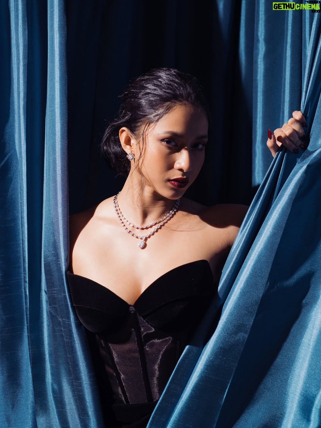Aghniny Haque - 20.4K Likes - Wrapped in glam, grounded in story @filmselepastahlil 

Kemarin malam bukan cuma tentang karpet merah, tapi tentang langkah panjang di baliknya.
Selepas Tahlil tayang perdana tanggal 10 Juli 2025 dan aku ada di dalamnya, sepenuh hati ✨🤍

Styled by @imeldaimew @untungadaaji 
Make up by @ryanogilvy 
Wearing by @jacob_wil @franknco_id 
Hairdo by @iwanetaufik_hair 

📸 : Cipret @nugrahaananda 🫶🏻