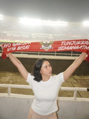 Aghniny Haque Instagram - Sebelum pertandingan dimulai, saat lagu Indonesia Raya berkumandang… Aku nangis 🙃🙏🏼 
Bukan karena sedih, tapi karena bangga. Karena getarannya nyata. Karena suara ribuan orang menyatu dalam satu jiwa. 

GBK malam ini mistis. Seolah bukan hanya manusia yang bersorak, tapi tanah dan udara ikut berbicara. 

Sebagai mantan atlet aku tahu persis rasanya berdiri ditengah tekanan, mengusung nama negara. Dan malam ini, Timnas menjawab panggung itu dengan kemenangan. 

Malam ini aku bukan hanya penonton. Aku bagian dari cerita. Terima kasih Timnas 🇮🇩 untuk pertunjukan yang apik malam ini, bangga sampe ke tulang rusuk! 🥹🤍

Terima kasih juga untuk ka @cinitamayakatri tersayang 🥹 Karenamu aku g melewatkan experience epic ini 🤍✨
