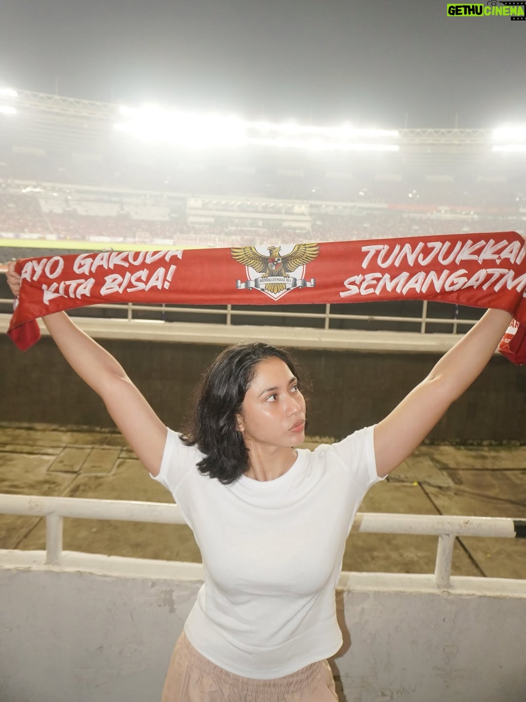 Aghniny Haque - 113.8K Likes - Sebelum pertandingan dimulai, saat lagu Indonesia Raya berkumandang… Aku nangis 🙃🙏🏼 
Bukan karena sedih, tapi karena bangga. Karena getarannya nyata. Karena suara ribuan orang menyatu dalam satu jiwa. 

GBK malam ini mistis. Seolah bukan hanya manusia yang bersorak, tapi tanah dan udara ikut berbicara. 

Sebagai mantan atlet aku tahu persis rasanya berdiri ditengah tekanan, mengusung nama negara. Dan malam ini, Timnas menjawab panggung itu dengan kemenangan. 

Malam ini aku bukan hanya penonton. Aku bagian dari cerita. Terima kasih Timnas 🇮🇩 untuk pertunjukan yang apik malam ini, bangga sampe ke tulang rusuk! 🥹🤍

Terima kasih juga untuk ka @cinitamayakatri tersayang 🥹 Karenamu aku g melewatkan experience epic ini 🤍✨