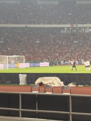 Aghniny Haque Instagram - Sebelum pertandingan dimulai, saat lagu Indonesia Raya berkumandang… Aku nangis 🙃🙏🏼 
Bukan karena sedih, tapi karena bangga. Karena getarannya nyata. Karena suara ribuan orang menyatu dalam satu jiwa. 

GBK malam ini mistis. Seolah bukan hanya manusia yang bersorak, tapi tanah dan udara ikut berbicara. 

Sebagai mantan atlet aku tahu persis rasanya berdiri ditengah tekanan, mengusung nama negara. Dan malam ini, Timnas menjawab panggung itu dengan kemenangan. 

Malam ini aku bukan hanya penonton. Aku bagian dari cerita. Terima kasih Timnas 🇮🇩 untuk pertunjukan yang apik malam ini, bangga sampe ke tulang rusuk! 🥹🤍

Terima kasih juga untuk ka @cinitamayakatri tersayang 🥹 Karenamu aku g melewatkan experience epic ini 🤍✨