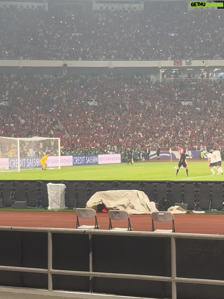 Aghniny Haque - 113.8K Likes - Sebelum pertandingan dimulai, saat lagu Indonesia Raya berkumandang… Aku nangis 🙃🙏🏼 
Bukan karena sedih, tapi karena bangga. Karena getarannya nyata. Karena suara ribuan orang menyatu dalam satu jiwa. 

GBK malam ini mistis. Seolah bukan hanya manusia yang bersorak, tapi tanah dan udara ikut berbicara. 

Sebagai mantan atlet aku tahu persis rasanya berdiri ditengah tekanan, mengusung nama negara. Dan malam ini, Timnas menjawab panggung itu dengan kemenangan. 

Malam ini aku bukan hanya penonton. Aku bagian dari cerita. Terima kasih Timnas 🇮🇩 untuk pertunjukan yang apik malam ini, bangga sampe ke tulang rusuk! 🥹🤍

Terima kasih juga untuk ka @cinitamayakatri tersayang 🥹 Karenamu aku g melewatkan experience epic ini 🤍✨