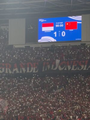 Aghniny Haque Instagram - Sebelum pertandingan dimulai, saat lagu Indonesia Raya berkumandang… Aku nangis 🙃🙏🏼 
Bukan karena sedih, tapi karena bangga. Karena getarannya nyata. Karena suara ribuan orang menyatu dalam satu jiwa. 

GBK malam ini mistis. Seolah bukan hanya manusia yang bersorak, tapi tanah dan udara ikut berbicara. 

Sebagai mantan atlet aku tahu persis rasanya berdiri ditengah tekanan, mengusung nama negara. Dan malam ini, Timnas menjawab panggung itu dengan kemenangan. 

Malam ini aku bukan hanya penonton. Aku bagian dari cerita. Terima kasih Timnas 🇮🇩 untuk pertunjukan yang apik malam ini, bangga sampe ke tulang rusuk! 🥹🤍

Terima kasih juga untuk ka @cinitamayakatri tersayang 🥹 Karenamu aku g melewatkan experience epic ini 🤍✨
