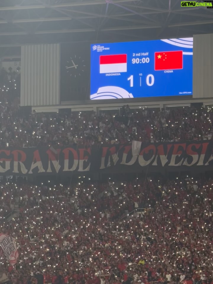Aghniny Haque - 113.8K Likes - Sebelum pertandingan dimulai, saat lagu Indonesia Raya berkumandang… Aku nangis 🙃🙏🏼 
Bukan karena sedih, tapi karena bangga. Karena getarannya nyata. Karena suara ribuan orang menyatu dalam satu jiwa. 

GBK malam ini mistis. Seolah bukan hanya manusia yang bersorak, tapi tanah dan udara ikut berbicara. 

Sebagai mantan atlet aku tahu persis rasanya berdiri ditengah tekanan, mengusung nama negara. Dan malam ini, Timnas menjawab panggung itu dengan kemenangan. 

Malam ini aku bukan hanya penonton. Aku bagian dari cerita. Terima kasih Timnas 🇮🇩 untuk pertunjukan yang apik malam ini, bangga sampe ke tulang rusuk! 🥹🤍

Terima kasih juga untuk ka @cinitamayakatri tersayang 🥹 Karenamu aku g melewatkan experience epic ini 🤍✨