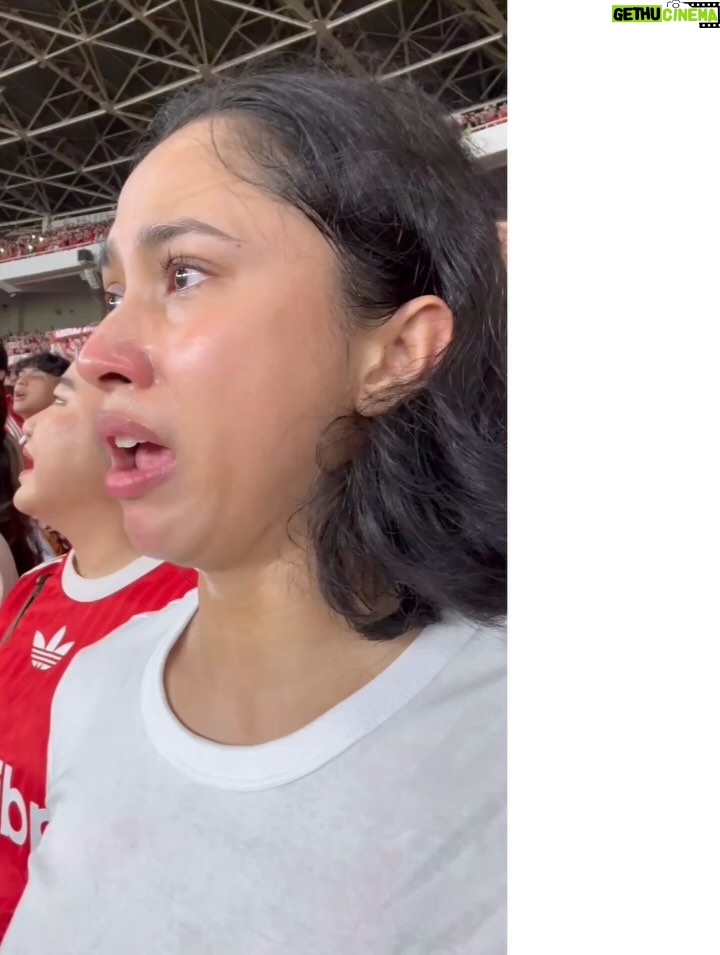 Aghniny Haque - 113.8K Likes - Sebelum pertandingan dimulai, saat lagu Indonesia Raya berkumandang… Aku nangis 🙃🙏🏼 
Bukan karena sedih, tapi karena bangga. Karena getarannya nyata. Karena suara ribuan orang menyatu dalam satu jiwa. 

GBK malam ini mistis. Seolah bukan hanya manusia yang bersorak, tapi tanah dan udara ikut berbicara. 

Sebagai mantan atlet aku tahu persis rasanya berdiri ditengah tekanan, mengusung nama negara. Dan malam ini, Timnas menjawab panggung itu dengan kemenangan. 

Malam ini aku bukan hanya penonton. Aku bagian dari cerita. Terima kasih Timnas 🇮🇩 untuk pertunjukan yang apik malam ini, bangga sampe ke tulang rusuk! 🥹🤍

Terima kasih juga untuk ka @cinitamayakatri tersayang 🥹 Karenamu aku g melewatkan experience epic ini 🤍✨