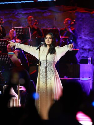 Ahlam Instagram - يا أحلى توانسة ❤️🇹🇳
عشت معاكم حلم… ليلة من الليالي اللي تعيش في القلب وما تتنساش أبدًا ✨
غمرتوني بمحبتكم، بضحكتكم، بدموعكم، وبالتصفيق اللي حسّيتو حضن كبير يلمّني 🌹
على ركح قرطاج حسّيت روحي نغنّي معاكم موش ليكم برك… كأنو قلوبنا الكلها صارت صوت واحد 🎶❤️
شكراً يا تونس، شكراً يا شعب الفن والجمال… محبتكم تاج فوق راسي وفرحتي بيكم ما عندهاش حدود 🙏💫
نحبكم برشا… ودومًا أنتم في قلبي ❤️
#أحلام #مهرجان_قرطاج #ليلة_العمر
