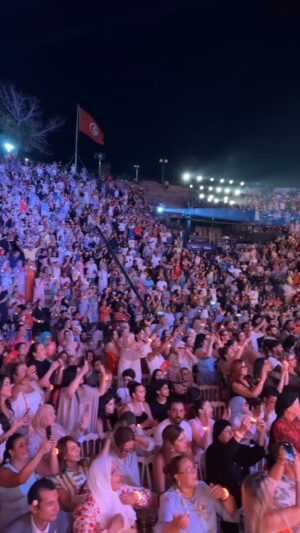 Ahlam Instagram - يا تونس الحب ❤️🇹🇳
من أوّل لحظة حطّيت فيها رجلي في تونس، كل التوانسة غمرتوني بالمحبة والضحكة والورد 🌹
خمس أيّام وأنا نستنشق ريحة الفرح من وجوهكم، ونشرب دفى قلوبكم… يا أجمل شعب وأعظم ناس 🙏✨